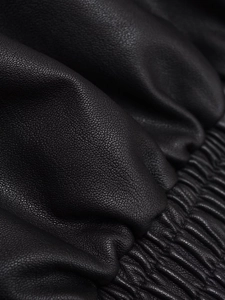 Vue détaillée du revers de veste en similicuir noir avec texture plissée élastique