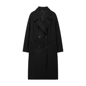 Détails du manteau noir en laine avec boutonnage croisé et revers classiques élégants