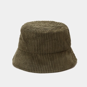Vue détaillée de la texture fine et des coutures d'un chapeau bob en velours côtelé