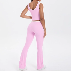 Vue arrière de l'ensemble de yoga rose avec haut court et pantalon évasé taille haute