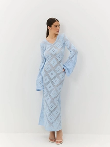 Elegante abito lungo in maglia celeste a maniche lunghe con motivi geometrici traforati