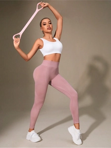 Détail du legging de yoga taille haute et brassière avec bande de résistance en forme de 8