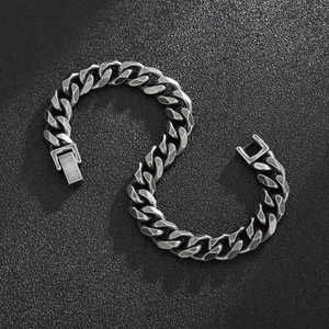 Dettaglio del bracciale a catena cubana vintage con finitura opaca e chiusura a incastro