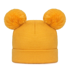 Bonnet tricoté jaune vif pour bébé avec deux pompons et revers côtelé pour nourrissons