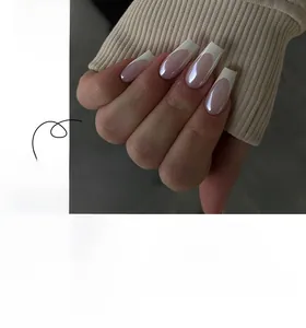 Détails de faux ongles style français avec base rose nude et pointes blanches