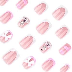Faux ongles roses avec french manucure blanche, motifs lèvres et nœuds 3D