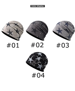 Affichage de quatre bonnets en maille avec motifs d'étoiles et textures marbrées