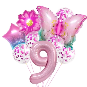 Détail d'un kit de ballons papillon rose et chiffre 9 avec accents floraux