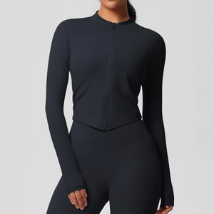 Détail de la veste de yoga noire ajustée avec col montant et fermeture éclair fluide