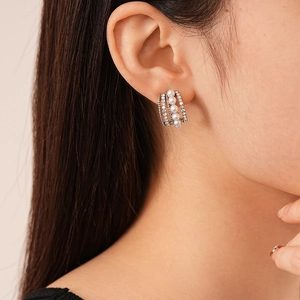 Eleganti orecchini a C multistrato in argento con perle bianche e strass brillanti