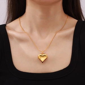 Chic 18k gold plated hollow heart pendant necklace in stainless steel on a model