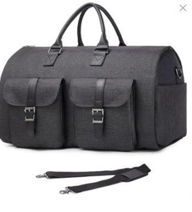 Détail du sac de voyage convertible gris foncé avec poches avant et bandoulière amovible