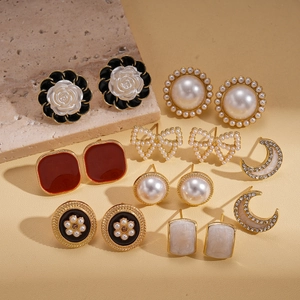 Lot de 14 boucles d'oreilles vintage avec perles, strass et motifs floraux baroques