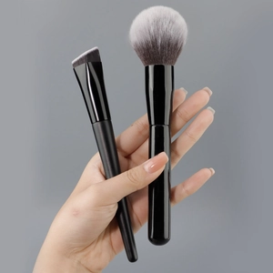 Set de 2 pinceaux de maquillage noirs avec pinceau poudre flamme et pinceau fond de teint biseauté