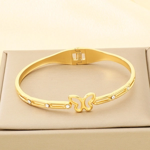 Primo piano dettagliato di un bracciale a farfalla vintage placcato oro 18K con strass lucenti