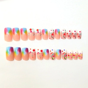 Faux ongles amande nude avec dégradés macaron et motifs artistiques à pois floraux