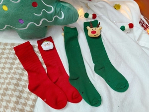 Details von Weihnachts-Kindersocken mit 3D-Weihnachtsmann- und Rentier-Dekoration