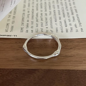 Minimalistischer S925 Sterlingsilber Ring unregelmäßig gewellt polierte Oberfläche