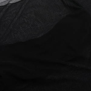 Gros plan sur le tissu en maille noire montrant la structure fine et la transparence