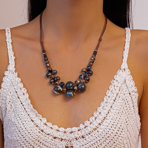 Collier bohème multicouche avec perles circulaires et texture vintage de galaxie