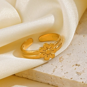 Minimalist 18K gold plated stainless steel daisy flower ring with adjustable band