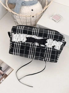 Détail de la trousse de maquillage à carreaux noirs et blancs avec dentelle et nœud