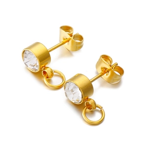 Détail de boucles d'oreilles en acier inoxydable doré avec zircon et boucle de suspension