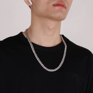 Collier chaîne cubaine argentée en acier inoxydable hip-hop porté par un mannequin masculin