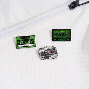 Lot de broches en métal vintage motif cassette verte avec design The Magnus Archives