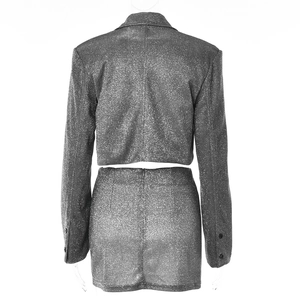 Vue arrière détaillée de l'ensemble blazer à paillettes argentées et mini-jupe chic