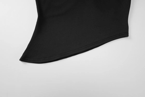 Detaillierte Nahaufnahme des gewellten Saums und der feinen Strickstruktur