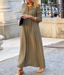 Detalle del escote en V profundo de un vestido largo verde oliva con cordones elegantes
