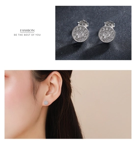 Détail macro et vue sur modèle de boucles d'oreilles rondes en argent 925 avec pavé