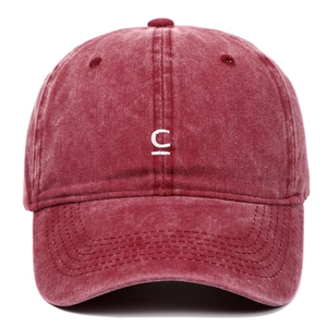 Détail de la broderie lettre C sur une casquette de baseball bordeaux délavée