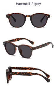 Trois angles de lunettes de soleil vintage en écaille avec verres gris et monture polie