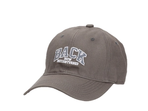 Dettaglio del ricamo bianco BACKNOW su un cappellino da baseball in cotone grigio scuro