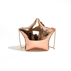 Sac bandoulière chic en forme d'étoile or rose avec fini miroir brillant et chaîne dorée