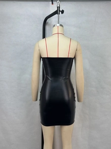 Rückansicht eines eleganten schwarzen PU-Leder-Schlauchkleides auf einer Schaufensterpuppe