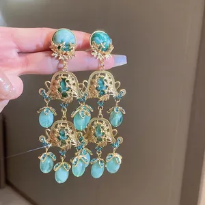 Boucles d'oreilles style palais vintage avec pierre verte et strass bleus brillants