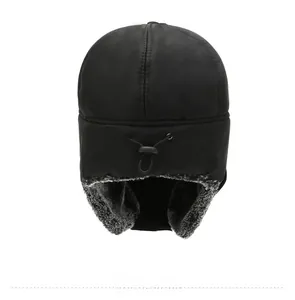 Vista posteriore del cappello da aviatore nero antivento con cinturino regolabile e peluche