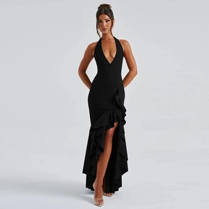Détail d'une robe longue noire à licou avec ourlet à volants et fente haute sexy