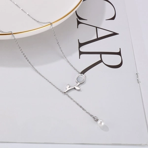 Détail du collier tulipe en argent avec incrustation de nacre et pendentif perle élégant