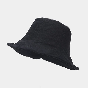 Dettaglio del cappello da sole in cotone nero con tesa larga pieghevole e trama fine
