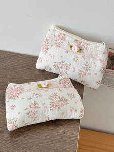 Détail de pochettes à fleurs en dentelle avec motifs roses et accents floraux en 3D