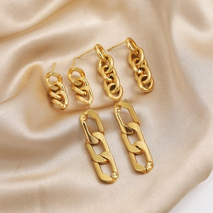 Tre paia di eleganti orecchini a catena placcati in oro 18K su lussuoso tessuto di seta