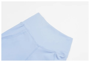 Dettaglio dei pantaloncini da yoga a vita alta azzurro con cuciture fini e tessuto liscio