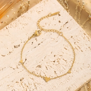 Bracelet élégant en or avec pendentifs coeur sur pierre avec chaîne à maillons épurée