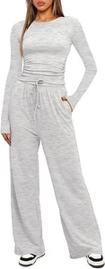 Dettaglio del set lounge in maglia grigio chiaro con coulisse e pantaloni larghi