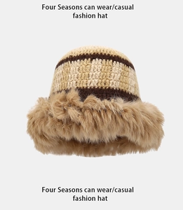 Détail d'un chapeau cloche rayé en tricot avec bordure en fausse fourrure pour l'hiver