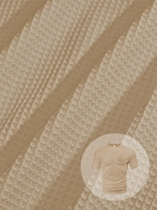 Vista macro del tessuto a nido d'ape kaki e taschino sul petto di una t-shirt casual uomo